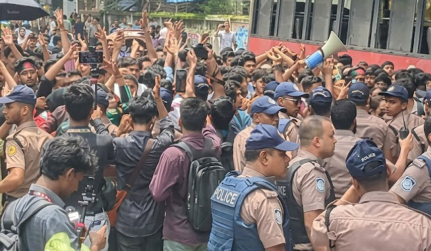 তিন দফা দাবিতে চট্টগ্রামে এইচএসসি পরীক্ষার্থীদের সড়ক অবরোধ